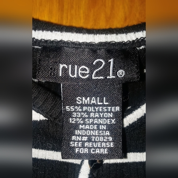 Women's Rue 21 Black & White Off Shoulder Short-Sleeves Bodysuit Size Small - Picture 2 of 3